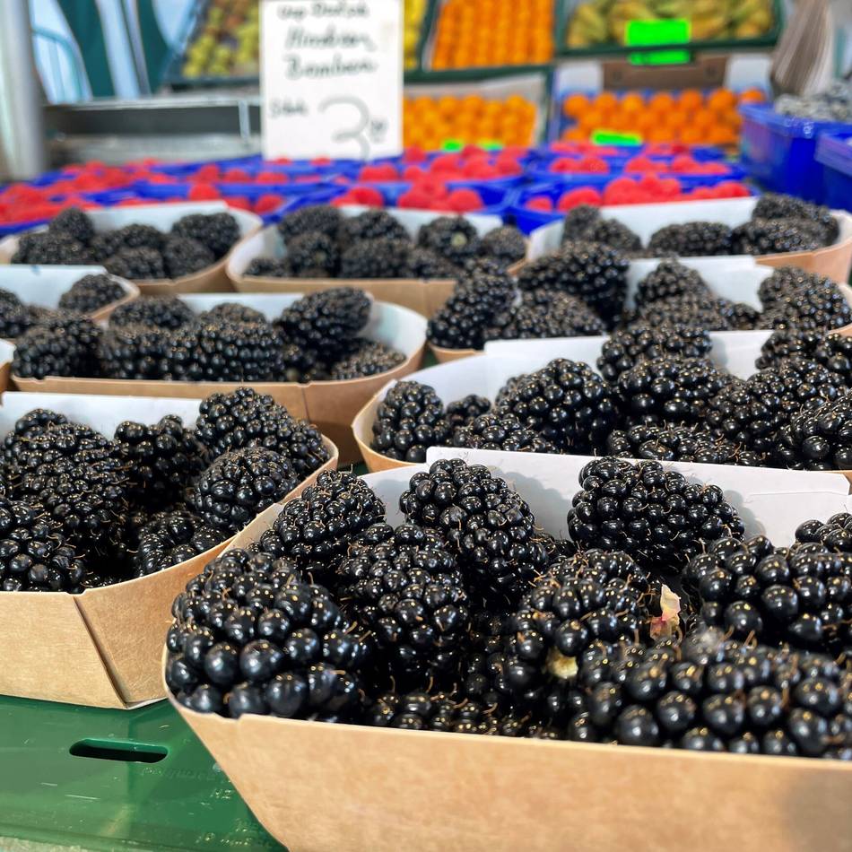 Straßenkarneval in Leverkusen: Trotz Weiberfastnacht – Opladener Markthändler hoffen auf zahlreiche Kunden