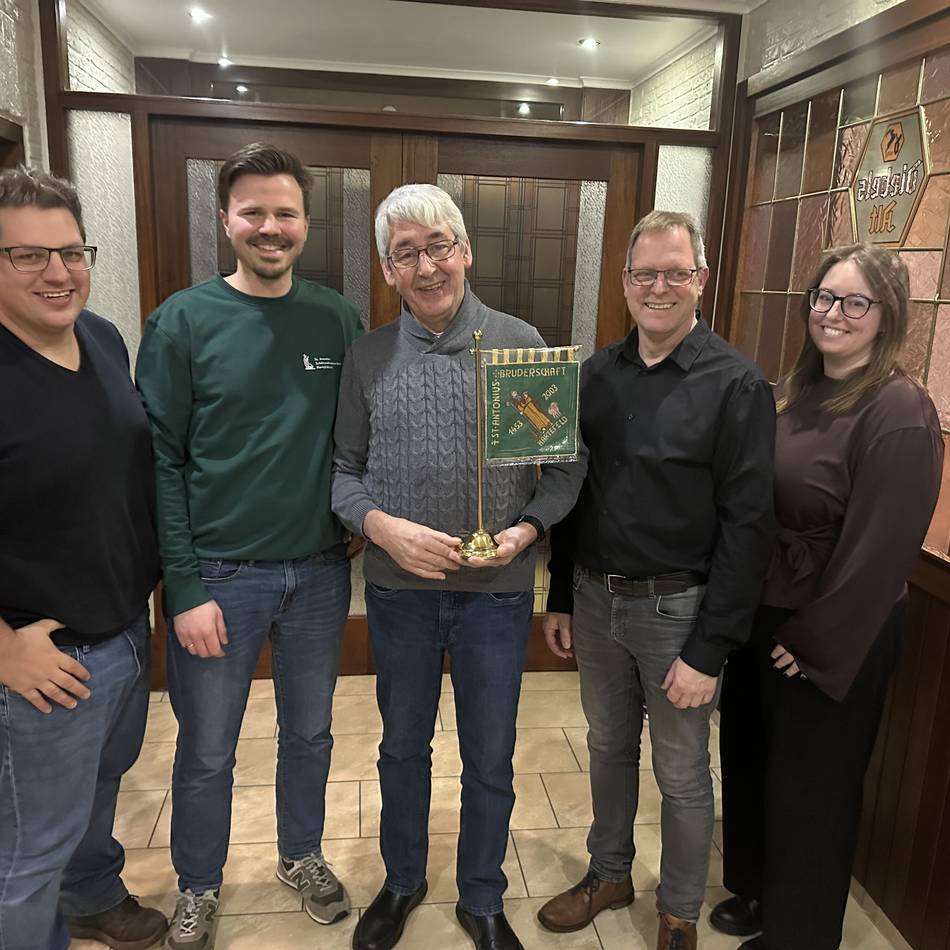 Zum Abschied in Hartefeld: Charly Vermöhlen wird mit Kirchenfahne geehrt