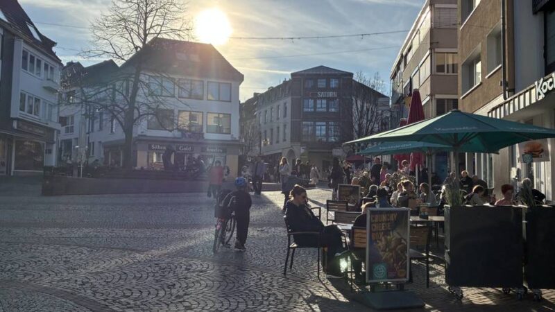 Sonnenschein belebt Außengastronomie: Frühling in Kleve — Die Innenstadt erwacht