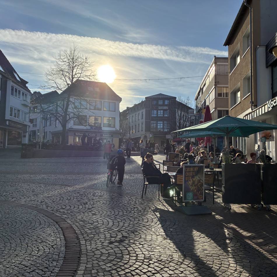 Sonnenschein belebt Außengastronomie: Frühling in Kleve — Die Innenstadt erwacht