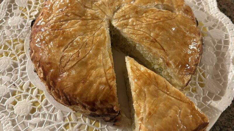 Hückeswagens Partnerstadt Etaples: Ein Kuchen beherbergt den „Bohnenkönig“