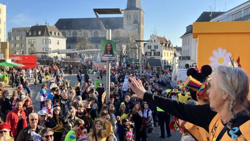 Karneval in Mönchengladbach: Warum beim Veilchendienstagszug 2026 kein Popcorn geworfen werden soll