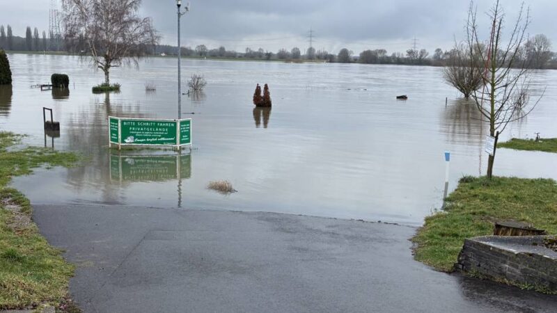 Hochwasser: Erste Einschränkungen am Rheinufer in Monheim und Baumberg