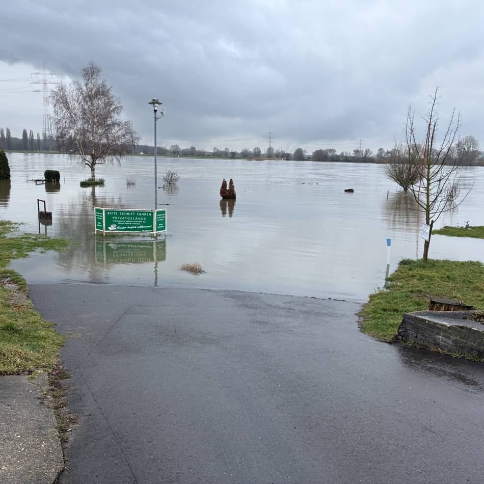 Hochwasser: Erste Einschränkungen am Rheinufer in Monheim und Baumberg