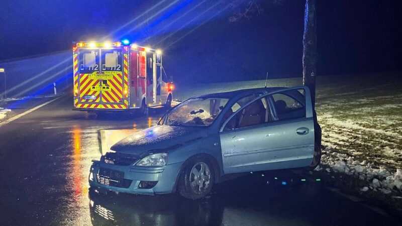 Hückeswagener (20) kam von Fahrbahn ab: Unfall unter Alkohleinfluss – K1 lange gesperrt