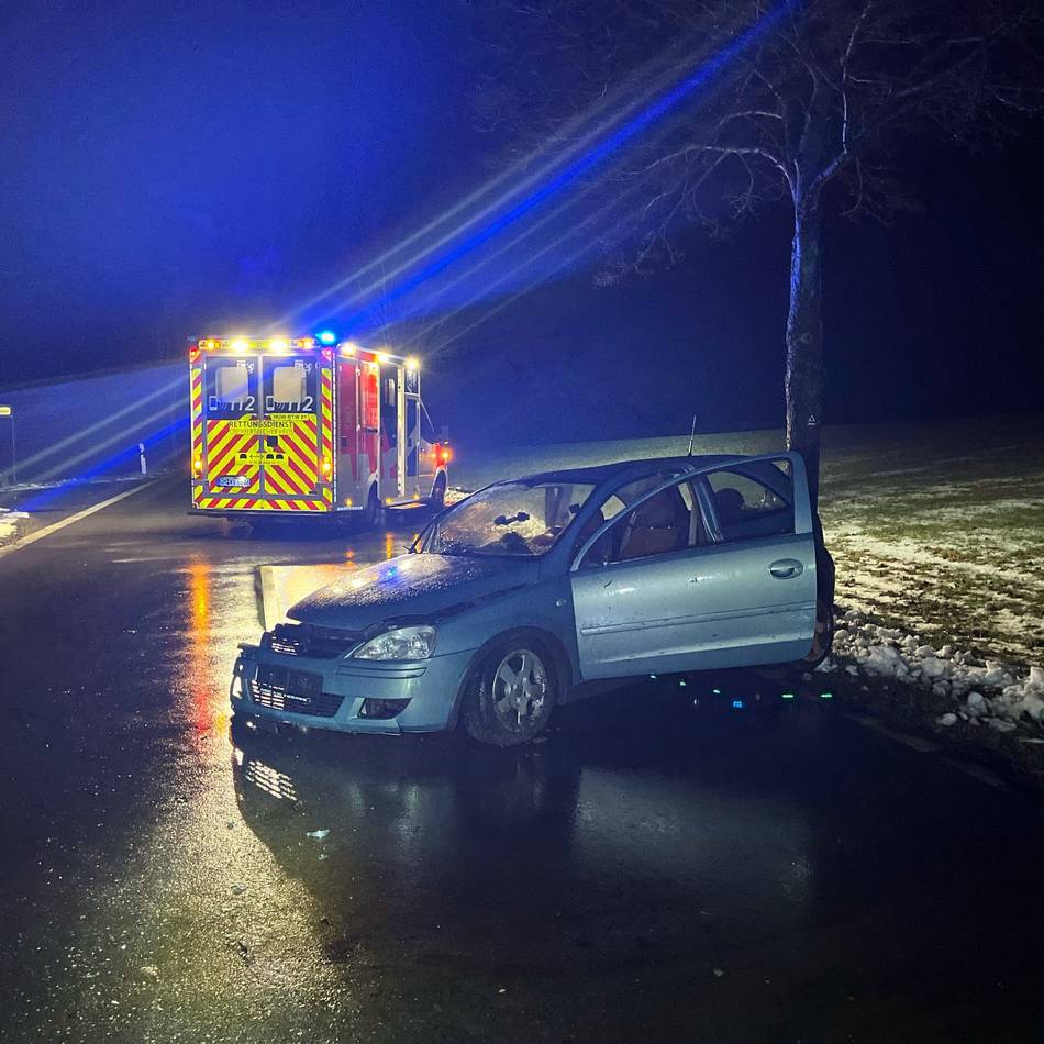 Hückeswagener (20) kam von Fahrbahn ab: Unfall unter Alkohleinfluss – K1 lange gesperrt