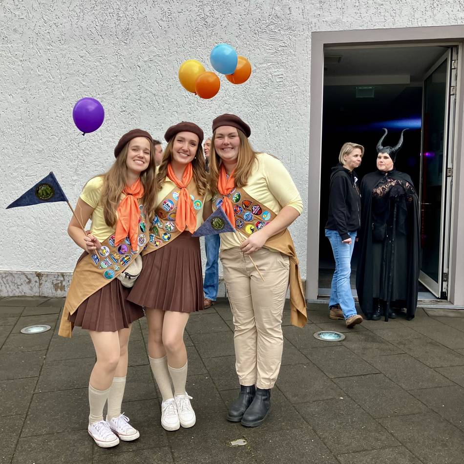 Fotos von Altweiber 2026: Möhnen stürmen das Rathaus in Moers