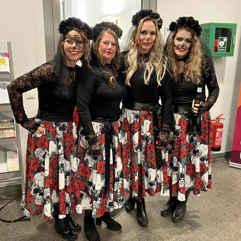 Beginn des Straßenkarnevals: So feiern die Möhnen an Altweiber in Alpen