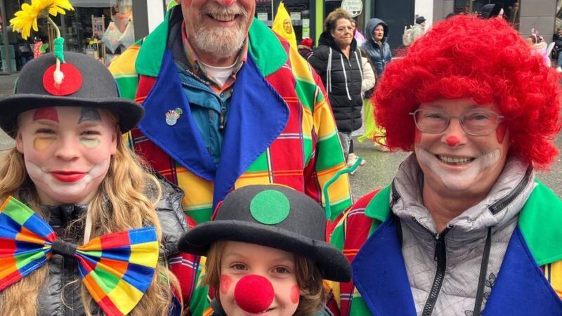 Karneval 2026 in Mönchengladbach: Die schönsten Kostüme beim Veilchendienstagszug