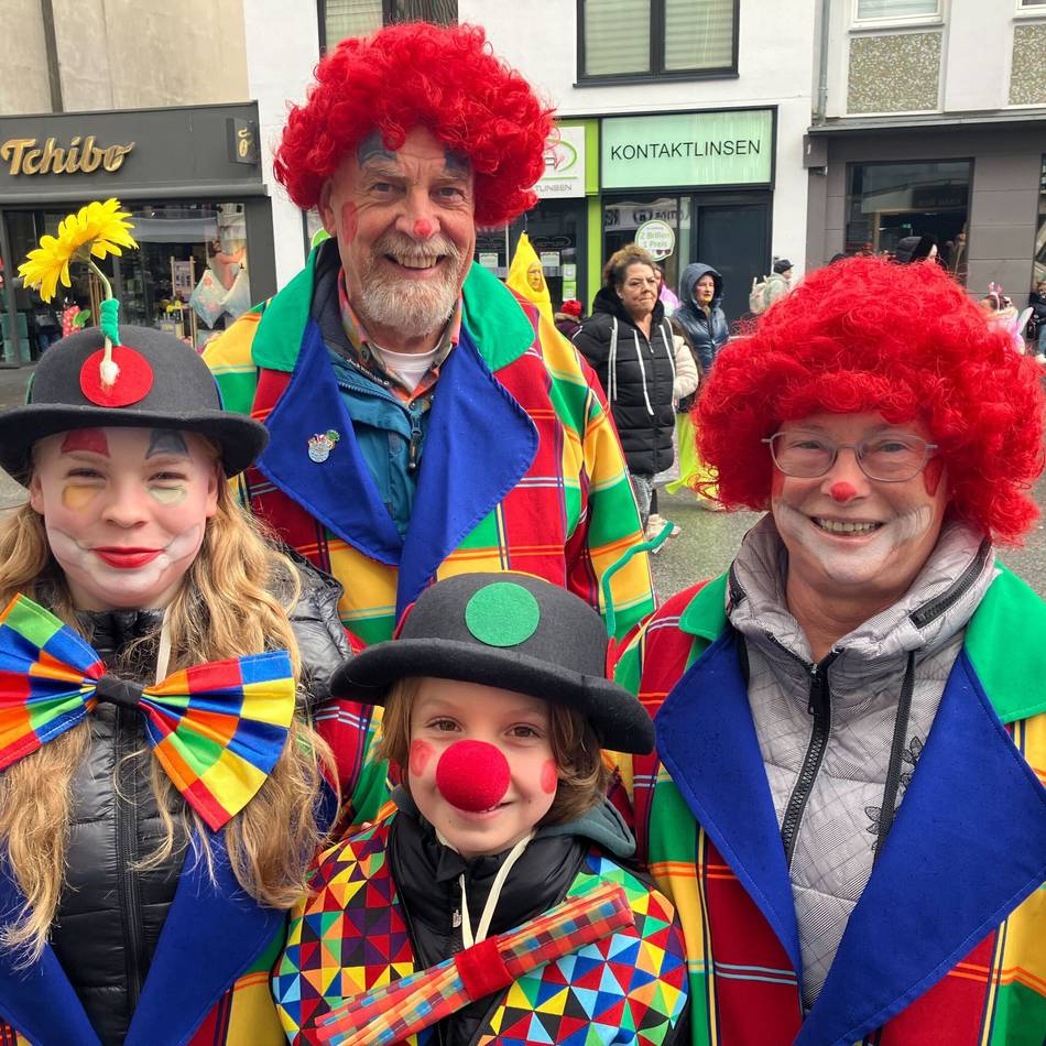 Karneval 2026 in Mönchengladbach: Die schönsten Kostüme beim Veilchendienstagszug