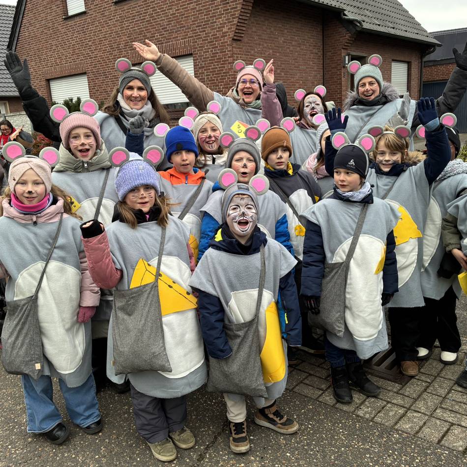 42 Gruppen zogen mit: Narren trotzen der Kälte beim Kinderkarnevalszug in Weeze