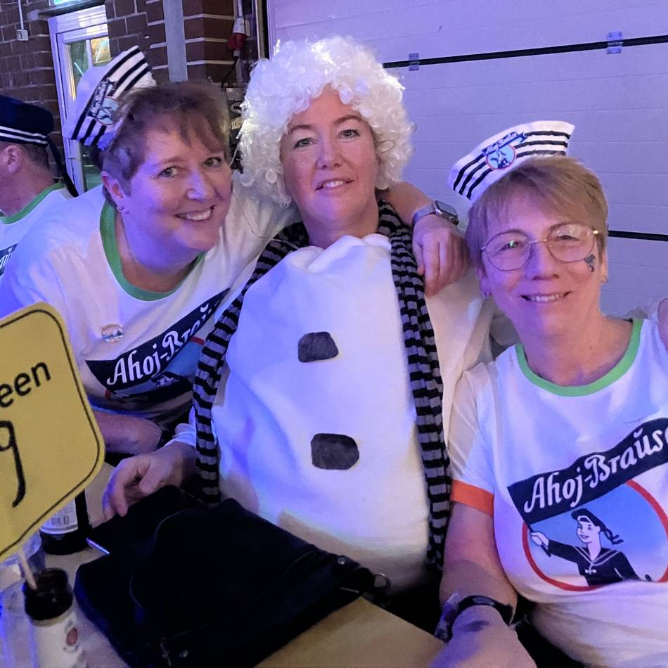 Sitzungskarneval in Alpen: Krähen laden zur großen Büttensitzung in den Narrenzoo