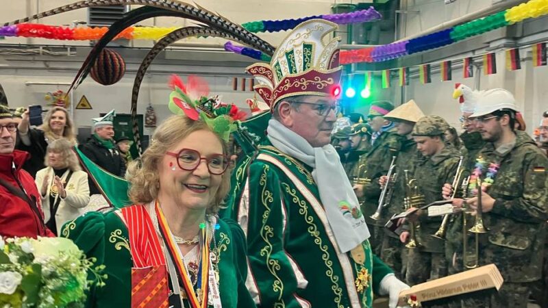 Weiberfastnacht 2026 in Hilden: Erst das Bürgerhaus, dann die Waldkaserne – die Jecken erobern die Stadt