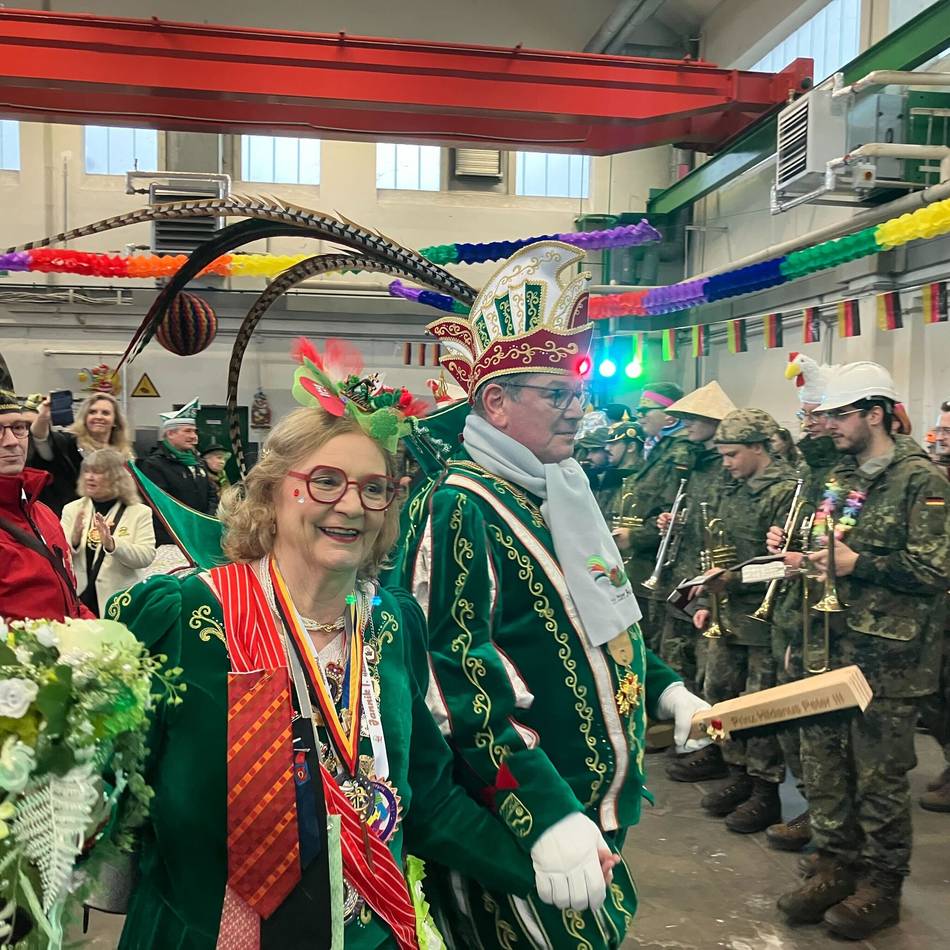 Weiberfastnacht 2026 in Hilden: Erst das Bürgerhaus, dann die Waldkaserne – die Jecken erobern die Stadt