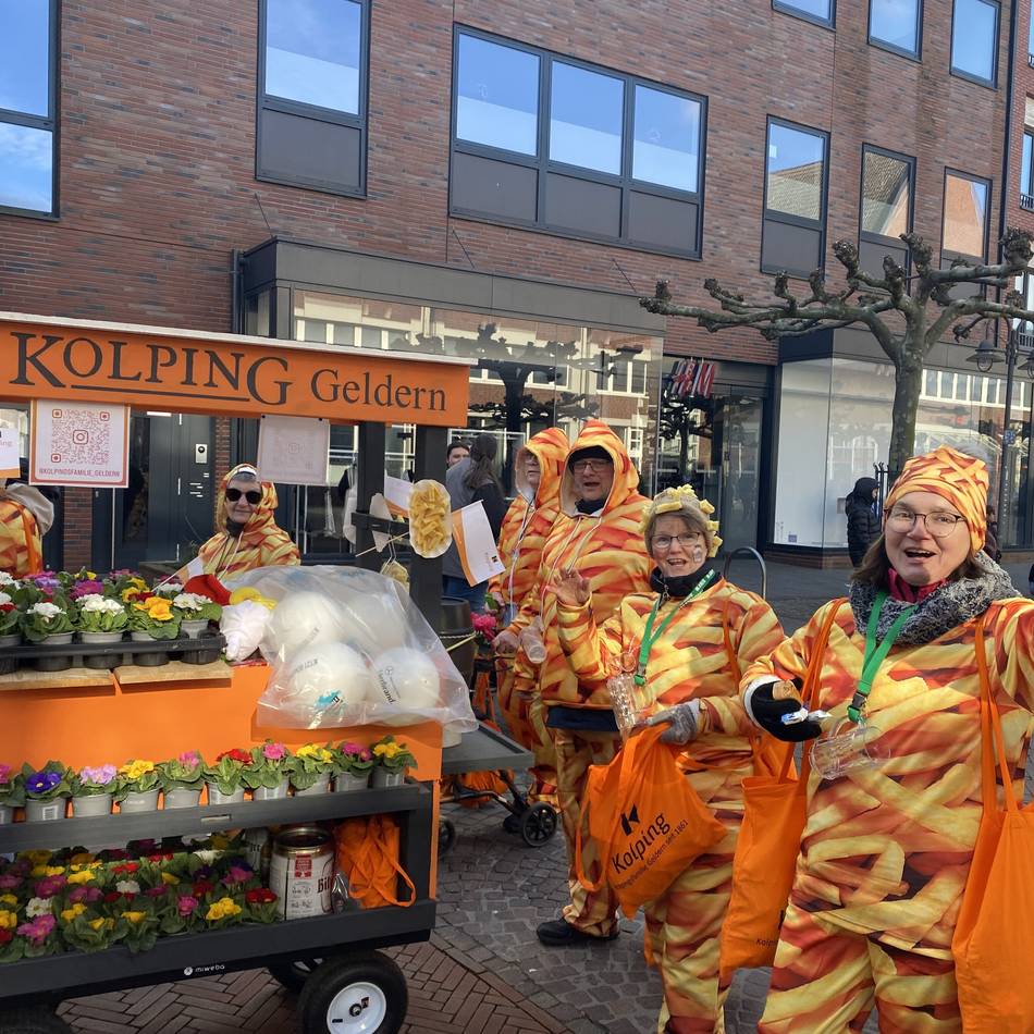Umzug und Programm in der Innenstadt: Rekordbeteiligung trotz Kälte beim Kamellezug in Geldern