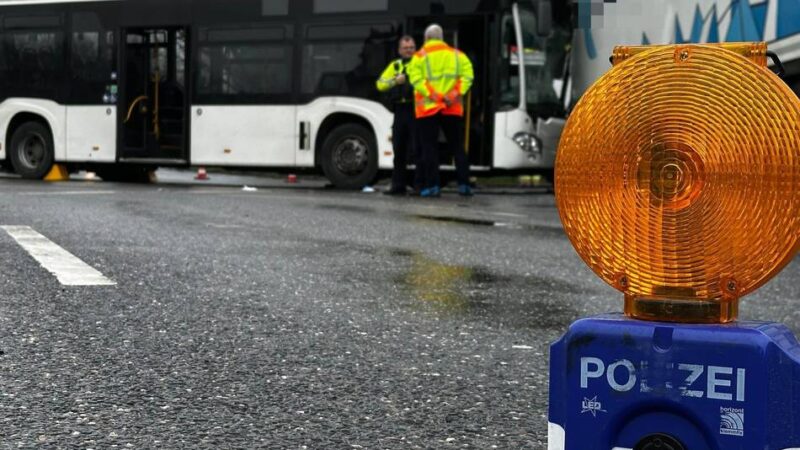 Kollision von Bus und Lkw: Verkehrschaos in Kleve nach Unfall auf Kreuzung am Berufskolleg
