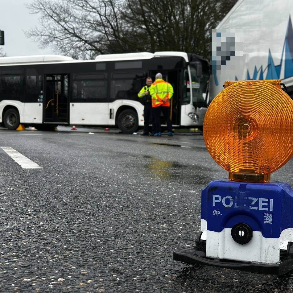 Kollision von Bus und Lkw: Verkehrschaos in Kleve nach Unfall auf Kreuzung am Berufskolleg