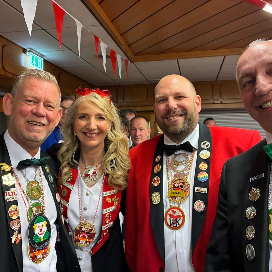 Ob Sparkasse, Volksbank oder Rathaus: Altweiber in Emmerich – die Narren übernehmen das Kommando