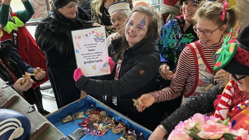 Altweiber in Kaarst: Das Rathaus ist in närrischer Hand