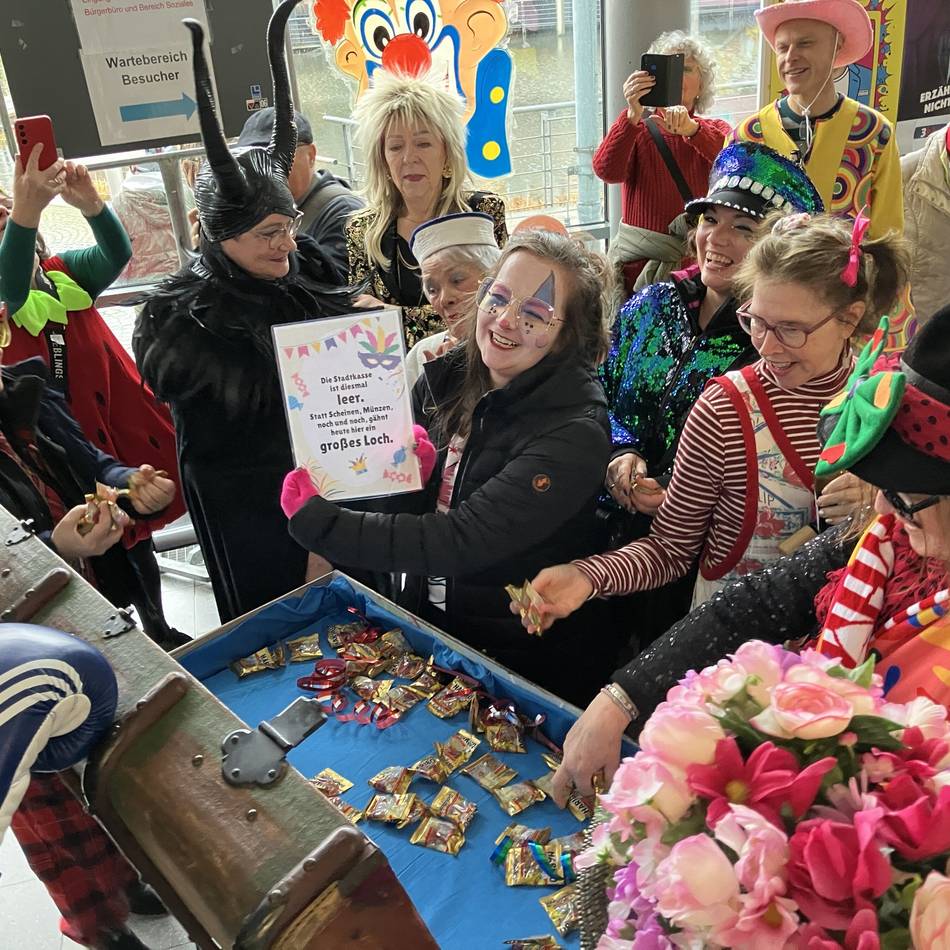 Altweiber in Kaarst: Das Rathaus ist in närrischer Hand