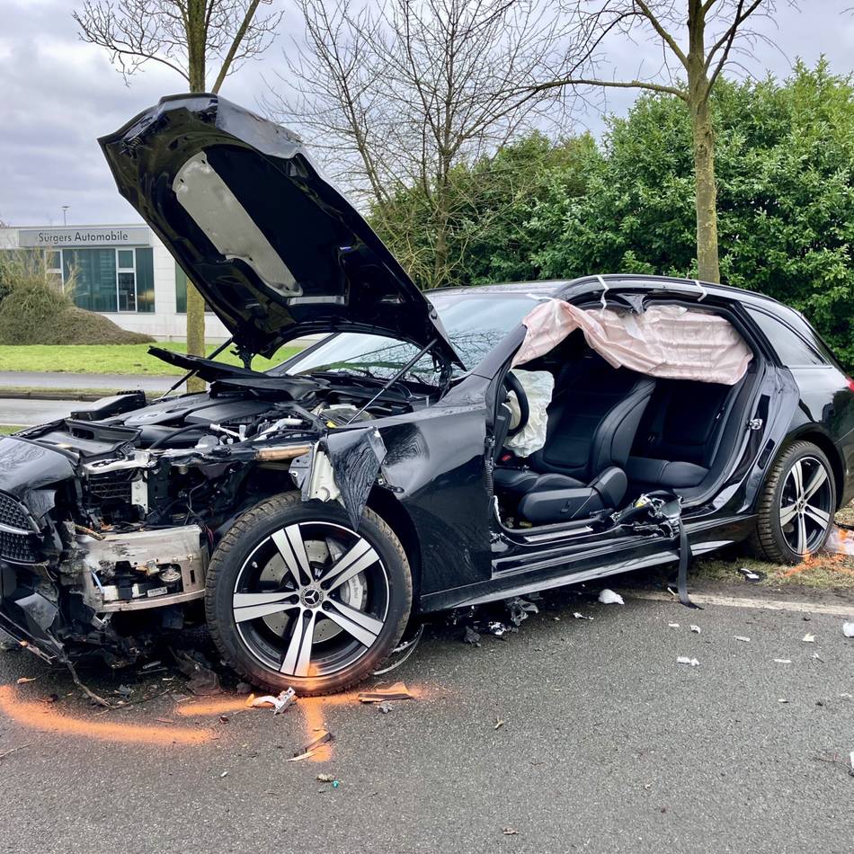 Schwerer Unfall auf der Wettener Straße: Autofahrerin kracht mit Mercedes in Kevelaer gegen einen Baum