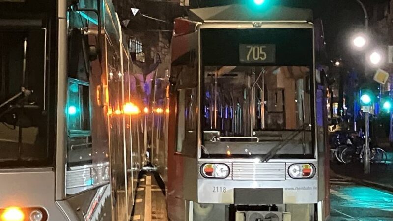 Umleitungen den ganzen Abend: Zwei Bahnen in Bilk zusammengestoßen und entgleist