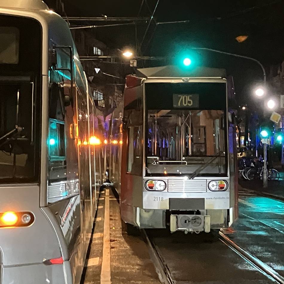 Umleitungen den ganzen Abend: Zwei Bahnen in Bilk zusammengestoßen und entgleist