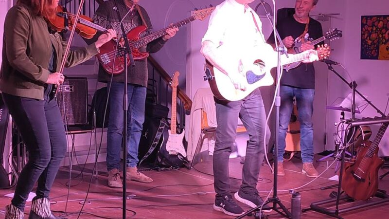 Americana im Hückeswagener Haus Zach: Wohnzimmerkonzert von „Folkedelic“ mit einer Weltpremiere