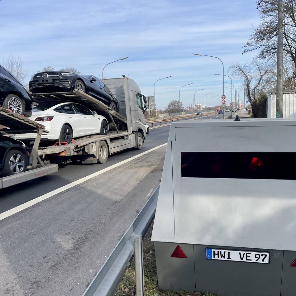 17 Verstöße in 25 Minuten: Lkw rauschen auch trotz Blitzern über die Theodor-Heuss-Brücke