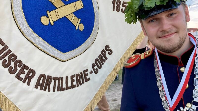 Neuwahlen beim Artilleriekorps Neuss: Opa und Enkel führen bei der Artillerie das Kommando