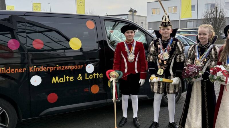 Hildens Kinderprinzenpaar: In der Konfetti-Kutsche durch die Session