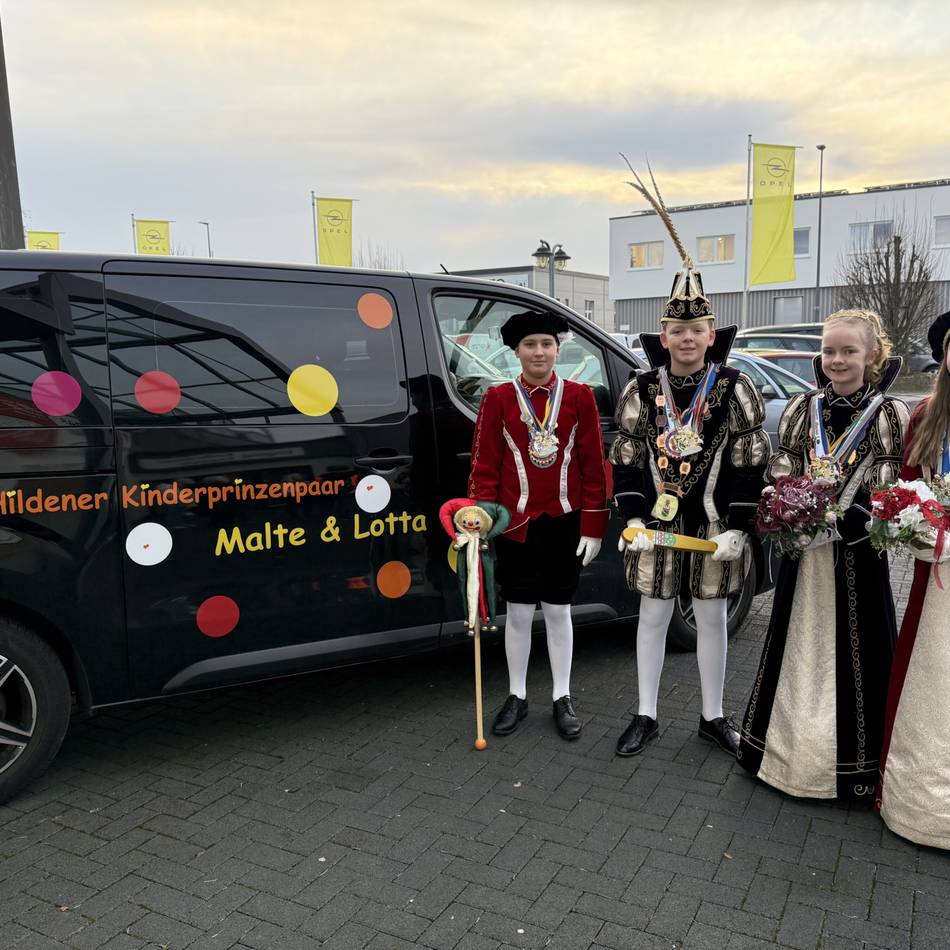 Hildens Kinderprinzenpaar: In der Konfetti-Kutsche durch die Session