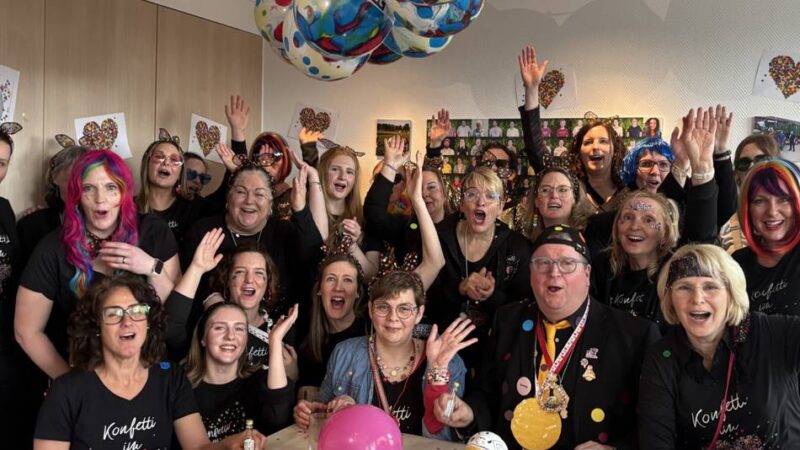 Altweiber 2026: Möhnen stürmen das Rathaus in Weeze und sogar das Fernsehen ist dabei