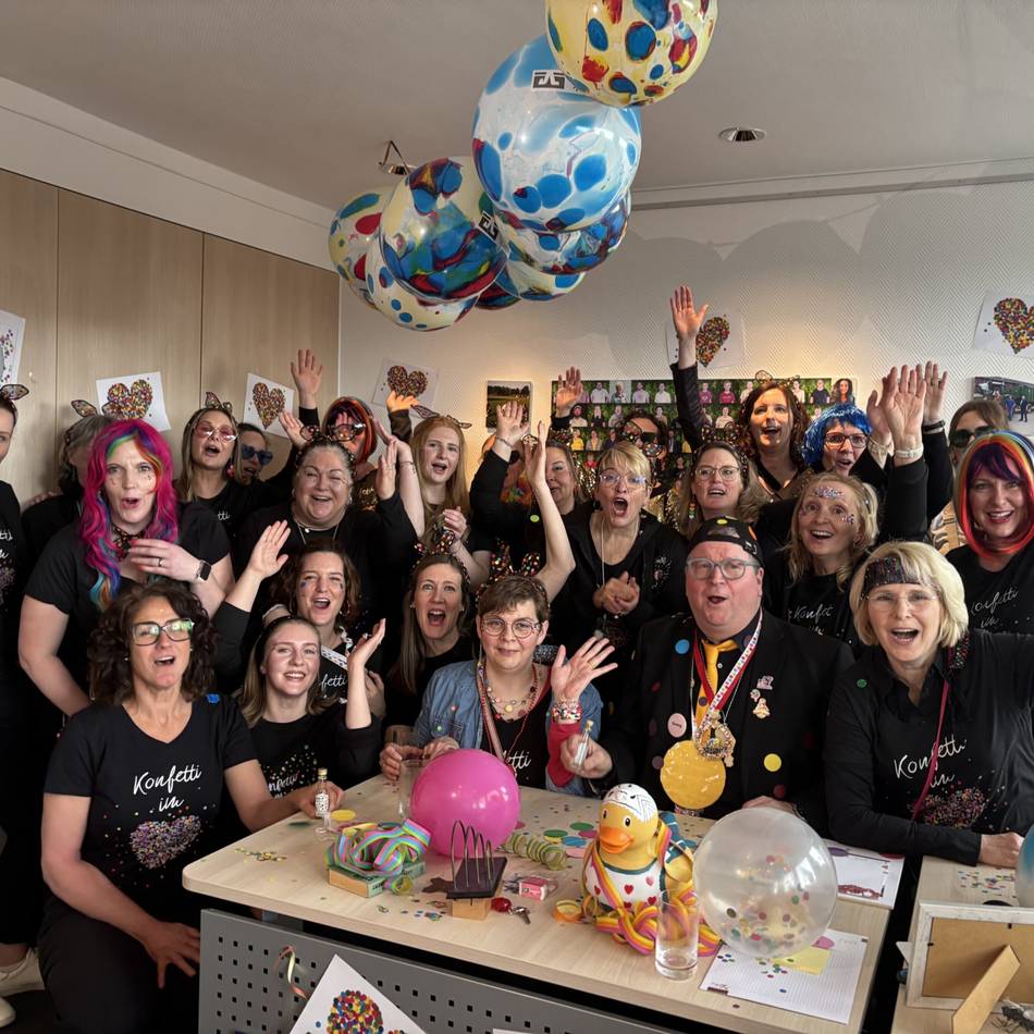 Altweiber 2026: Möhnen stürmen das Rathaus in Weeze und sogar das Fernsehen ist dabei