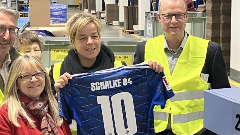 Mona Neubaur in Voerde: Warum die Ministerin die Firma mit einem S04-Trikot verließ