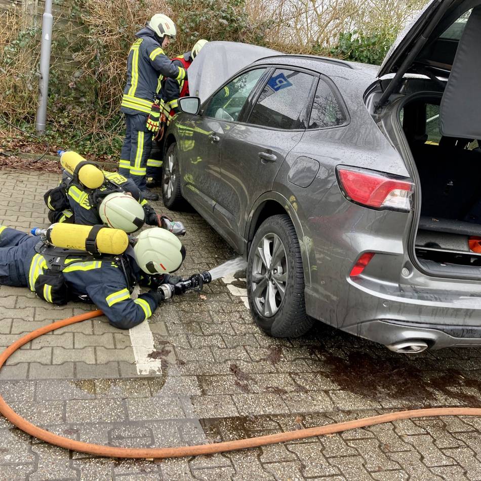 Hybridauto qualmt: Fahrzeugbrand am Bahnhof in Geldern