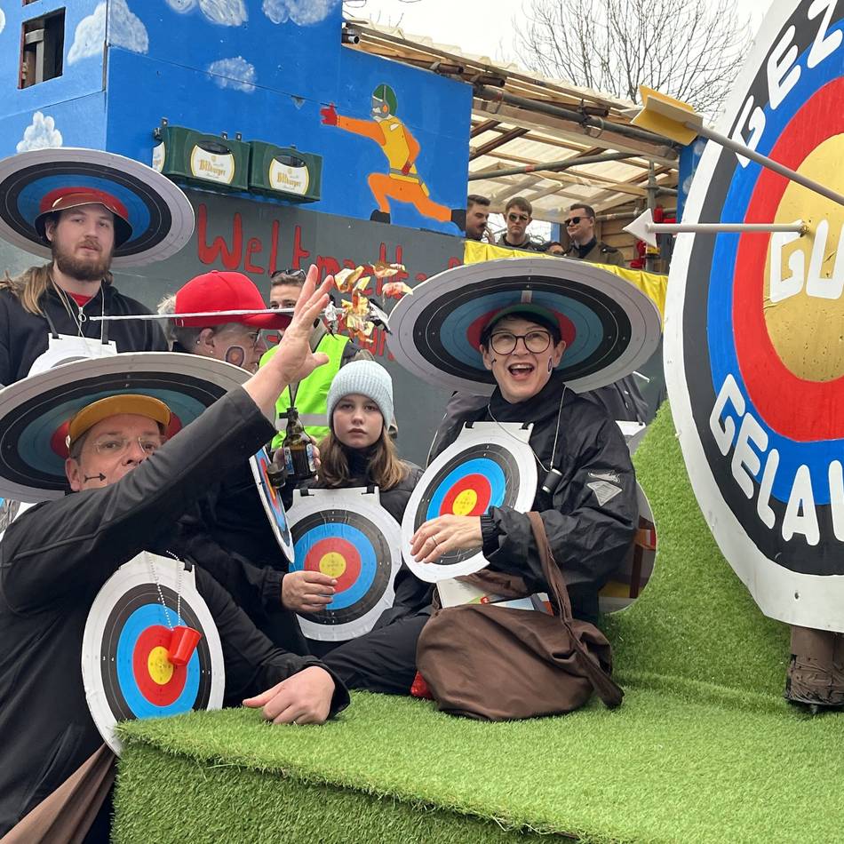 Rathaussturm und Umzug an Karneval 2026: Kalkars Jecken feiern in einer Regenlücke