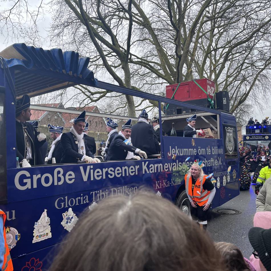 Polizei Viersen zieht Karnevalsbilanz: Schunkeln statt Schlagen – Narren feierten so friedlich wie lange nicht