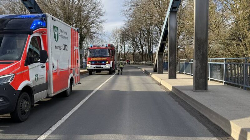 Wesel-Datteln-Kanal in Hünxe: Auto kollidiert mit Brückenbegrenzung – 18-Jährige verletzt
