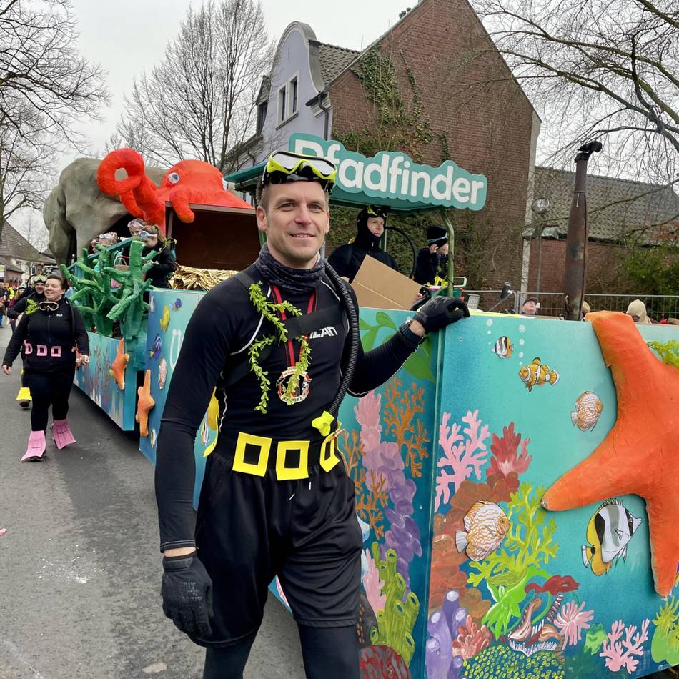 Straßenkarneval in Kapellen: Entspannte Kamellejagd im Fleuthdorf