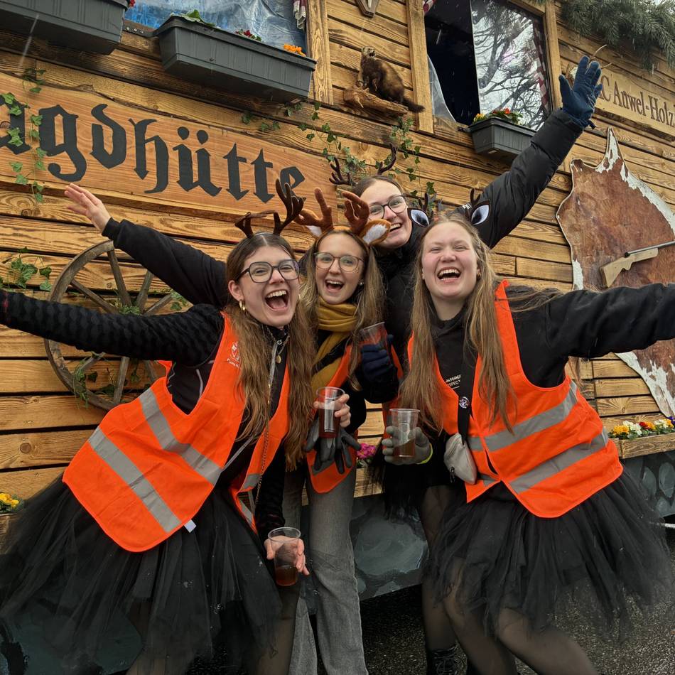 Rosenmontagszug 2026: Kälte und Regen schrecken die Narren in Kevelaer nicht