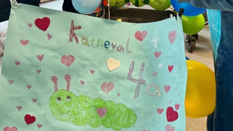 Kinderkarneval 2026 in Moers: Wenn die Kamelle in den Bollerwagen fliegen