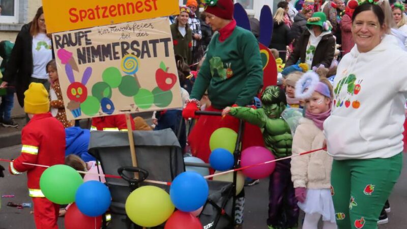 Karneval verkehrt in Hinsbeck: Beim Scholzoch fliegen die Kamelle von außen nach innen