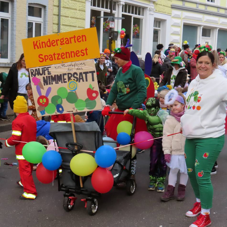 Karneval verkehrt in Hinsbeck: Beim Scholzoch fliegen die Kamelle von außen nach innen