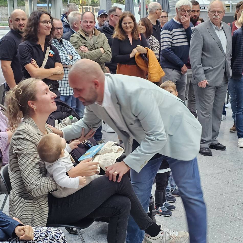 Hückeswagens Bürgermeister 100 Tage im Amt: Familie ist der „Schnelllader“ im stressigen Alltag