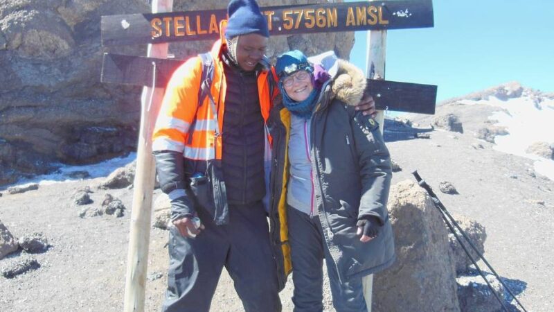 Neusserin besteigt Kilimandscharo: „Acht Tage offroad und offline – da fällst du extrem auf dich selbst zurück“