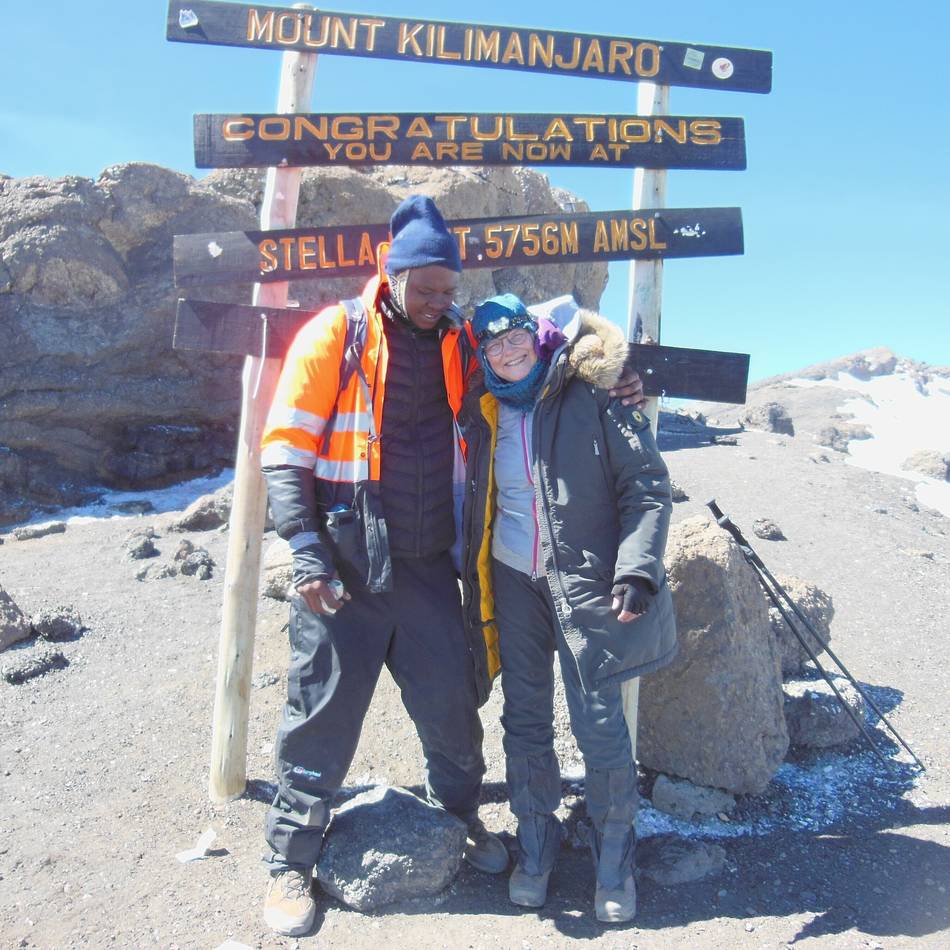 Neusserin besteigt Kilimandscharo: „Acht Tage offroad und offline – da fällst du extrem auf dich selbst zurück“