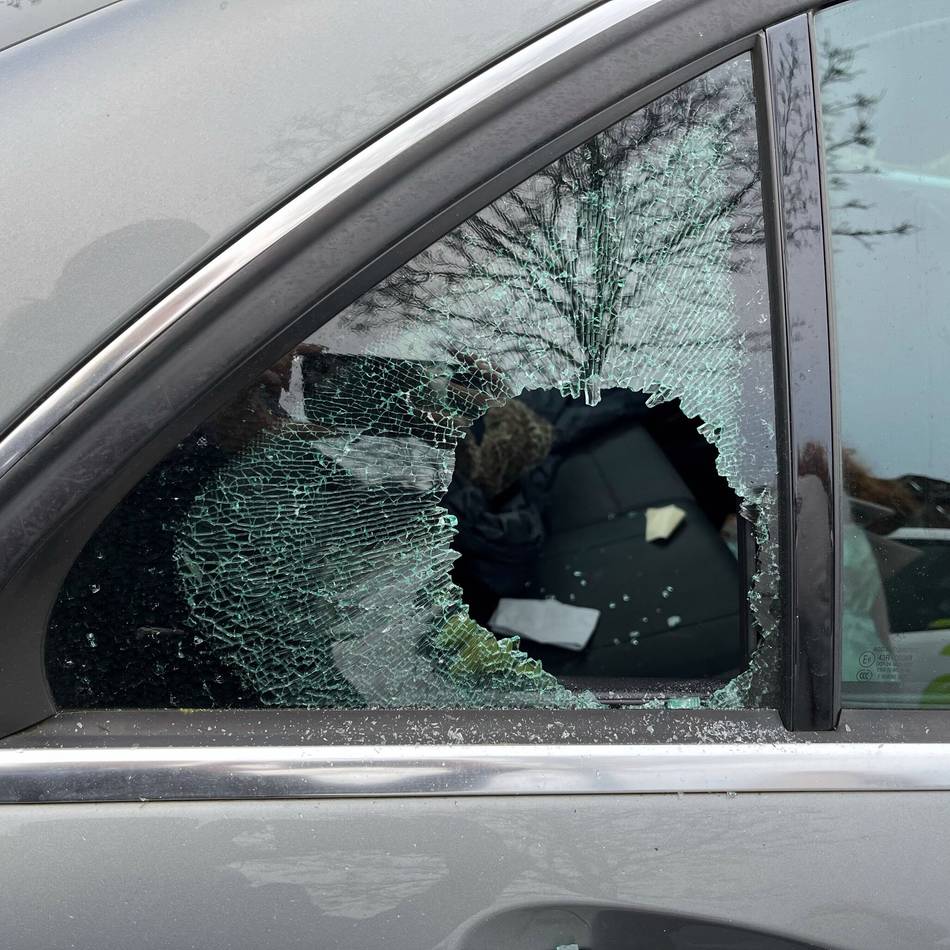 Diebstahlserie: Täter schlagen sieben Autoscheiben in Geldern ein