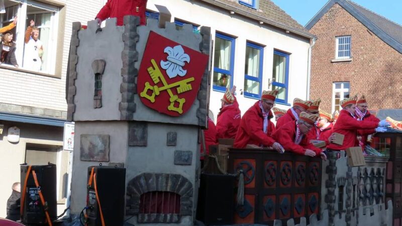 Hinsbeck feiert doppelt mit: Tulpensonntagszug zieht zweimal durchs Dorf und begeistert die Jecken