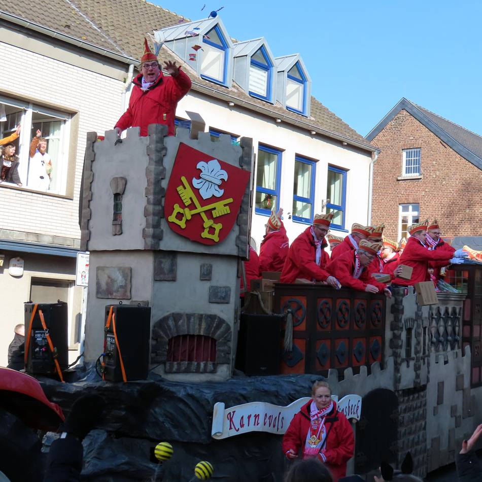 Hinsbeck feiert doppelt mit: Tulpensonntagszug zieht zweimal durchs Dorf und begeistert die Jecken